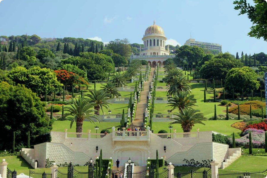 Jardins Bahá'ís: Uma Escadaria para Tranquilidade em Haifa.